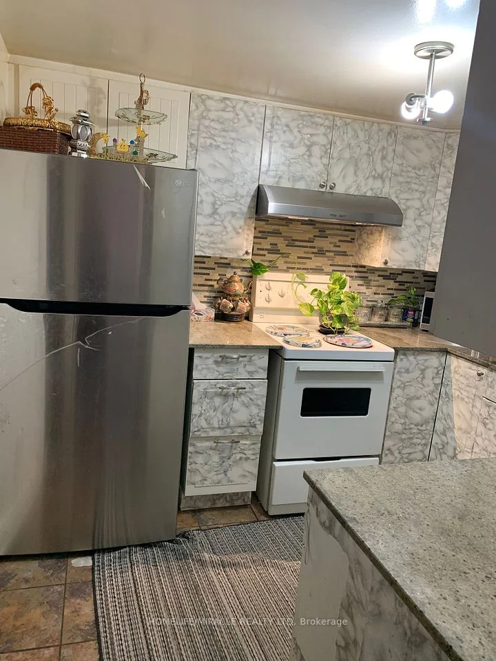 25 Agnes Street 706, Mississauga, ON L5B 3X7