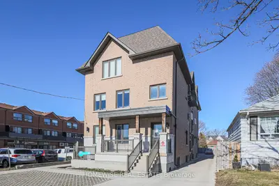 Att/Row/Townhouse in Toronto