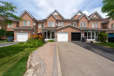 Att/Row/Townhouse in Brampton
