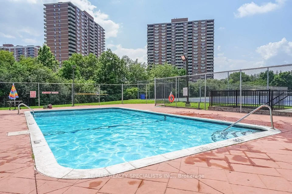 1 Rowntree Road 712, Toronto W10, ON M9V 5G7