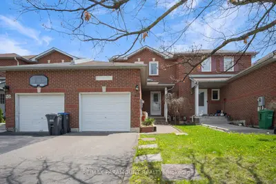 Att/Row/Townhouse in Brampton