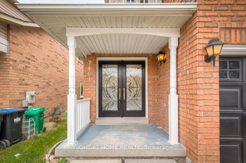 7401 Village Walk, Mississauga, ON L5W 1X6