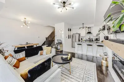 Att/Row/Townhouse in Oakville