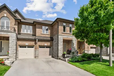 Condo Townhouse in Burlington