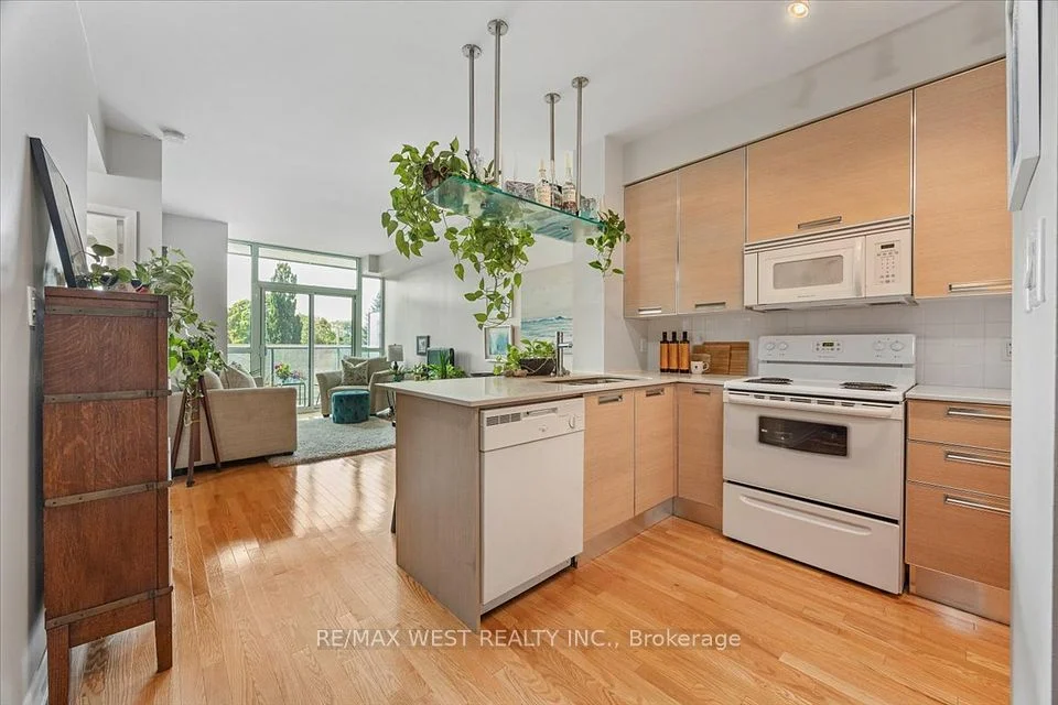 3391 Bloor Street W 306, Toronto W08, ON M8X 1G3