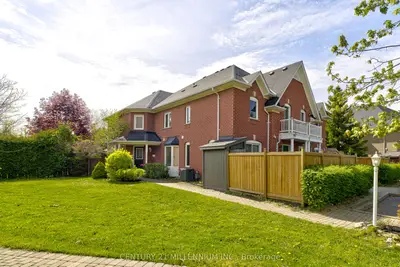 Att/Row/Townhouse in Brampton