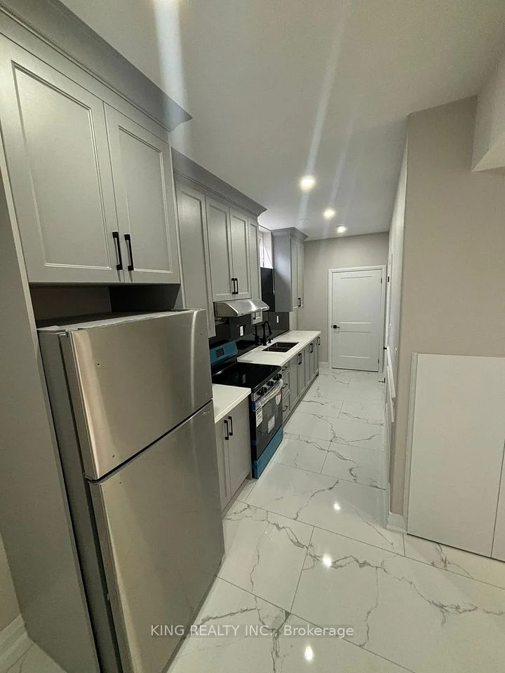 3311 Dwiggin Avenue, Mississauga, ON L4T 3J3
