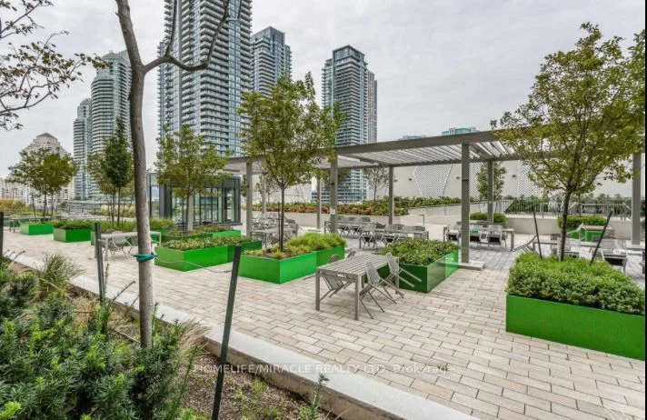 30 Shore Breeze Drive 526, Toronto W06, On M8v 0j1
