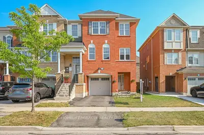 Att/Row/Townhouse in Brampton