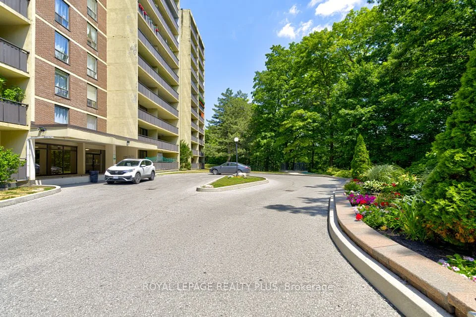 15 London Green Court 206, Toronto W05, ON M3N 1K4
