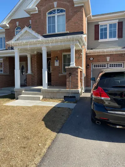 Att/Row/Townhouse in Milton