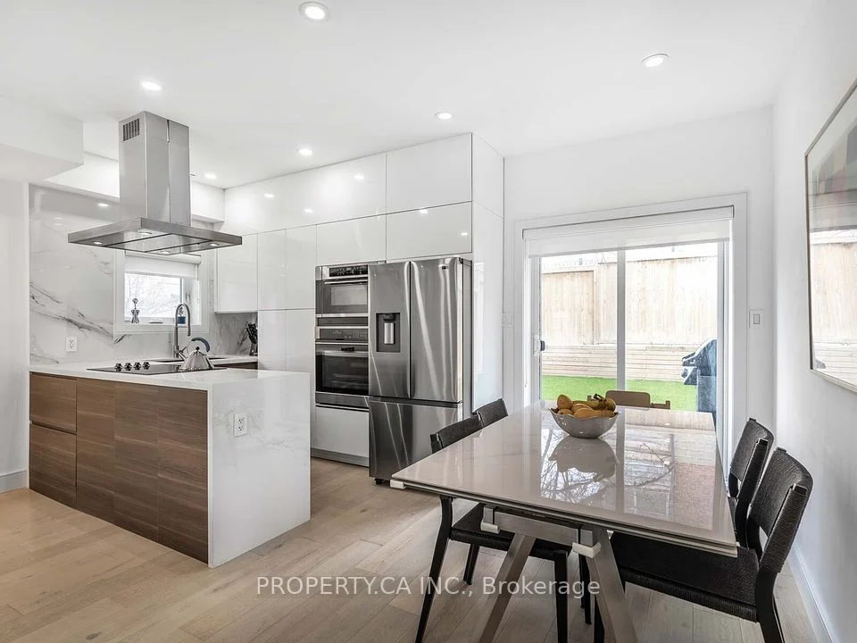 1526 Davenport Road, Toronto W03, ON M6H 2H8