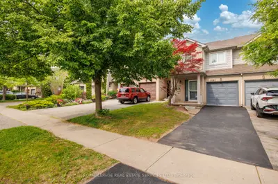Att/Row/Townhouse in Oakville