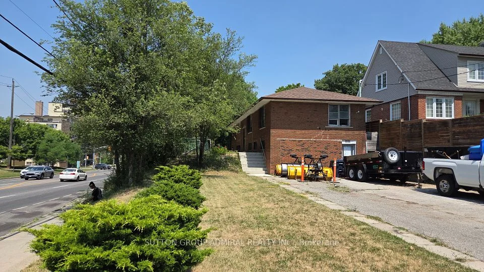 2441 Keele Street, Toronto W04, On M6l 1k2