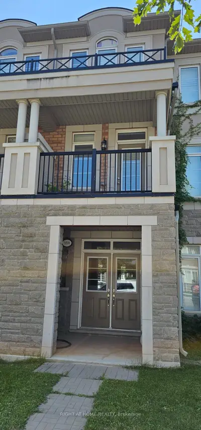 Att/Row/Townhouse in Oakville
