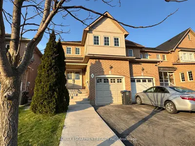 Att/Row/Townhouse in Brampton