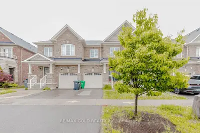 Att/Row/Townhouse in Brampton