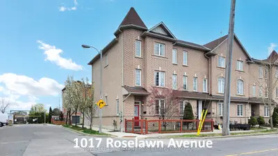 Att/Row/Townhouse in Toronto