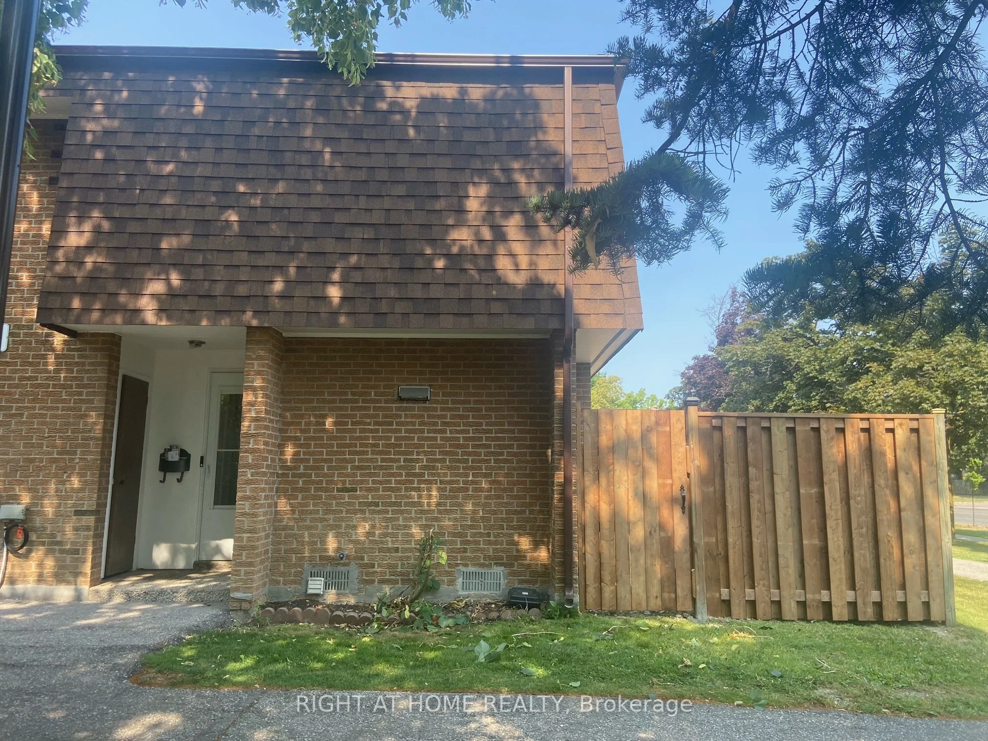 20 Litchfield Court 120, Toronto W10, ON M9V 2A8