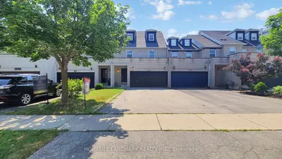 Att/Row/Townhouse in Oakville