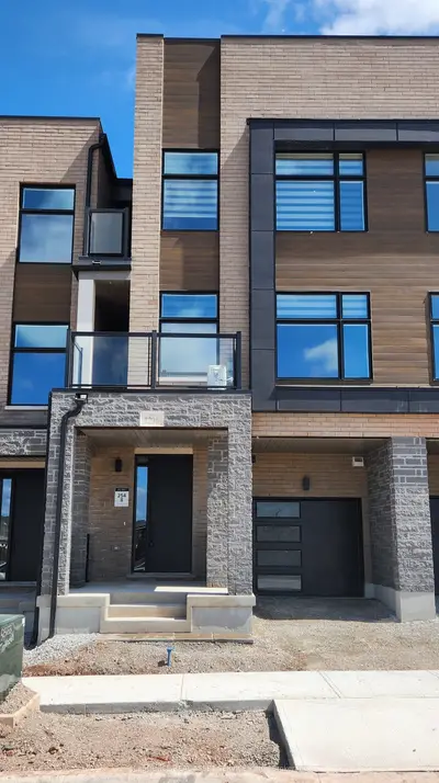 Att/Row/Townhouse in Oakville