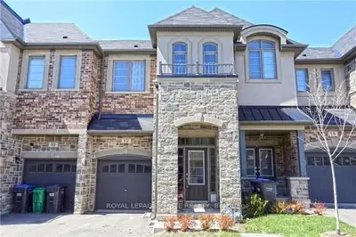 Att/Row/Townhouse in Brampton