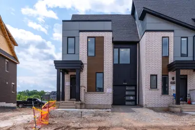 Att/Row/Townhouse in Oakville