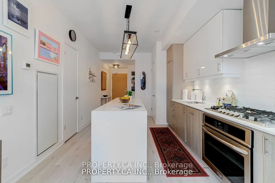 38 Howard Park Avenue 212, Toronto W01, ON M6R 0A7