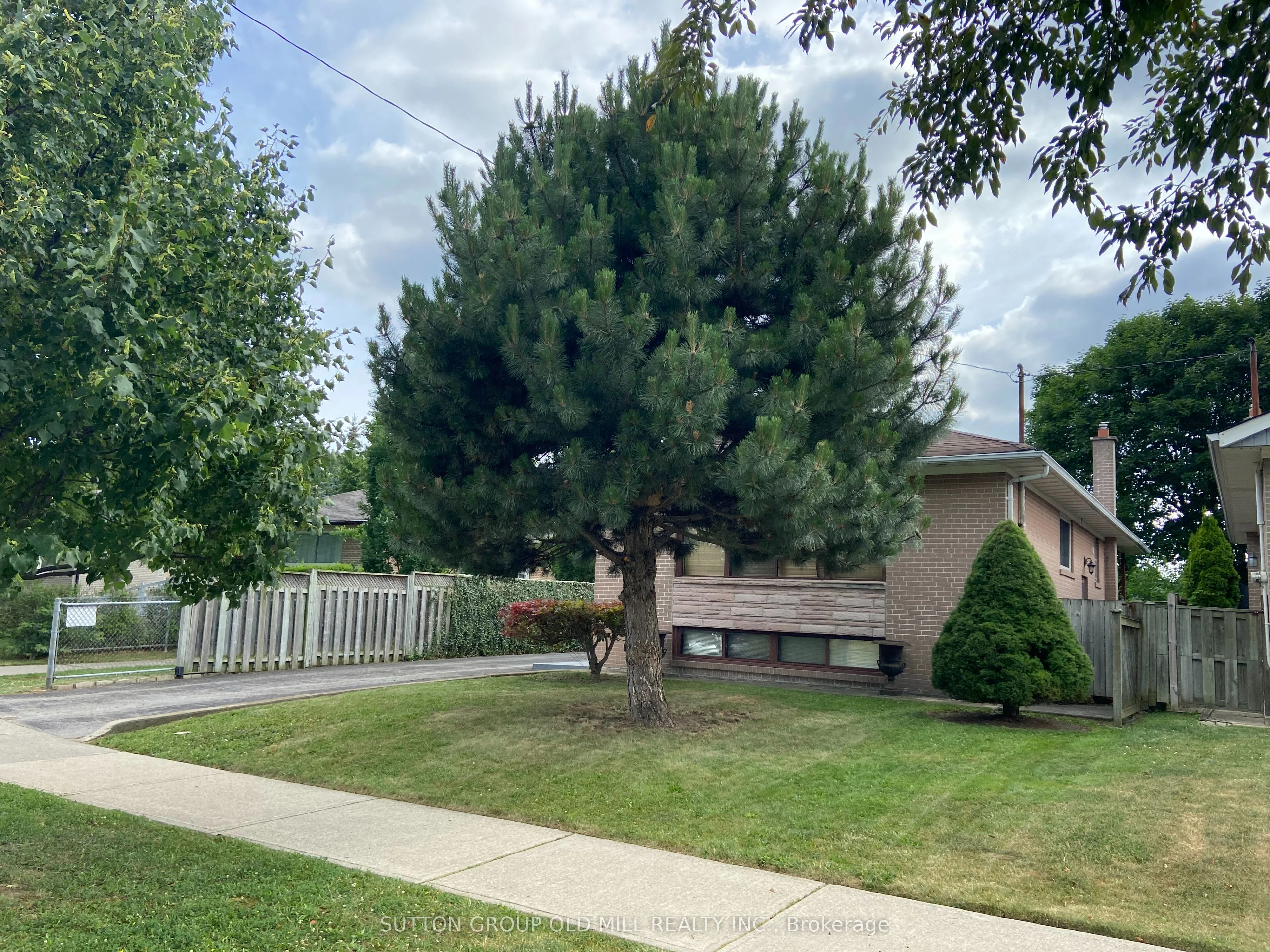 32 Hagersville Court, Toronto W08, ON M9C 4A3