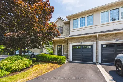 Condo Townhouse in Burlington