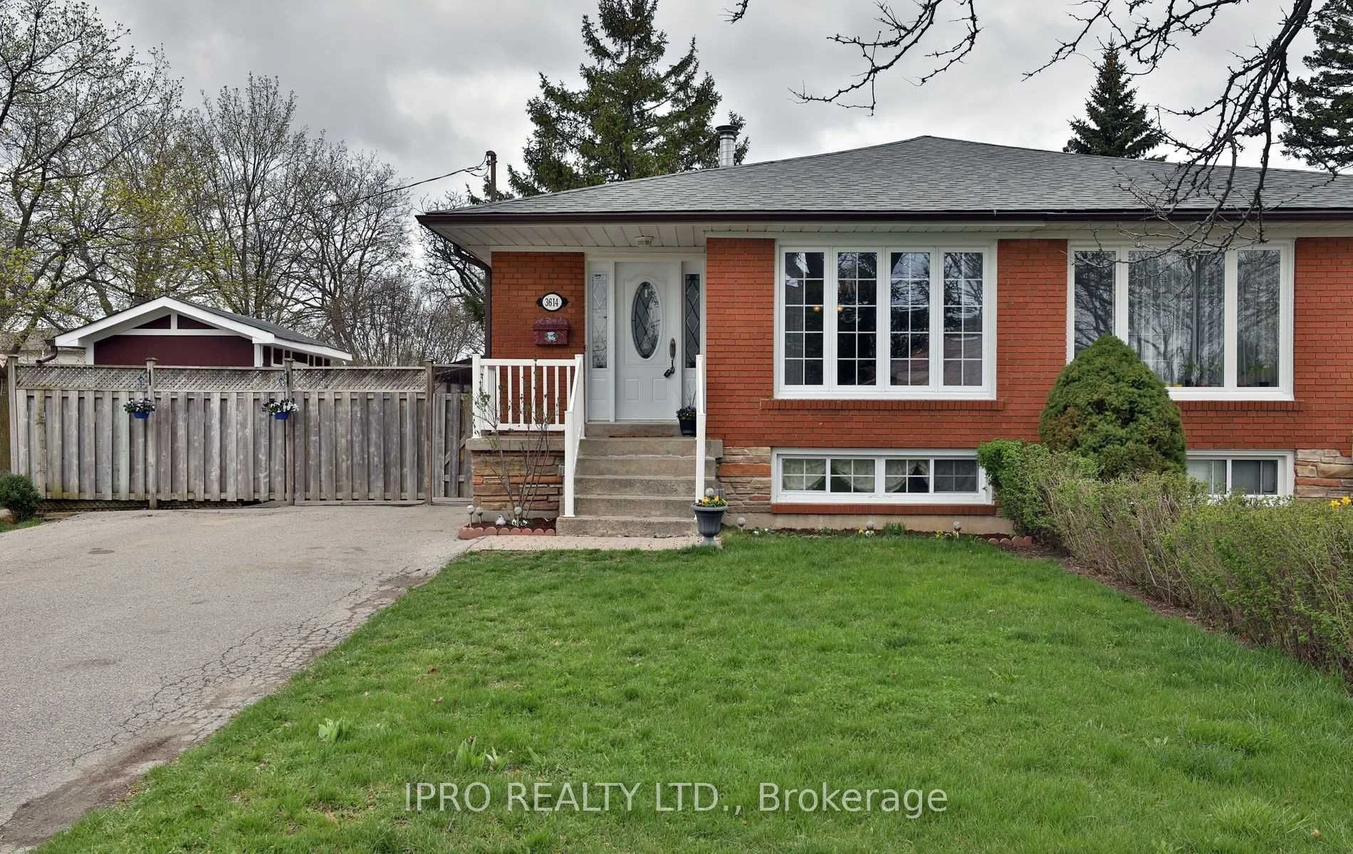 3614 Holden Crescent Unit 2, Mississauga, On L5a 2v8