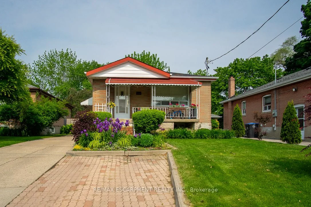 208 Queen Street W Lower, Mississauga, ON L5H 1L6