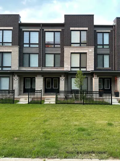 Att/Row/Townhouse in Oakville