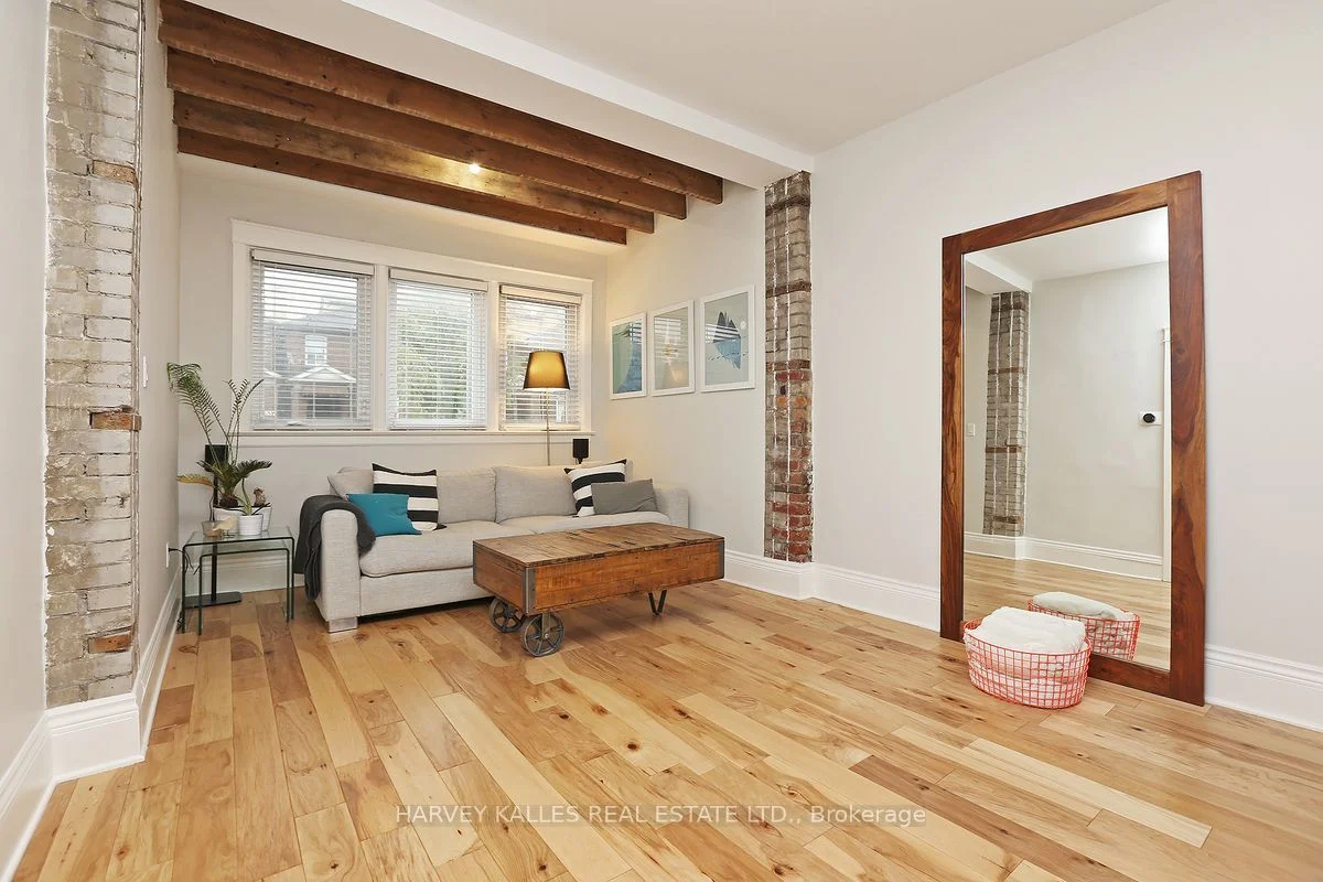 838 Ossington Avenue Main, Toronto W02, ON M6G 3V1