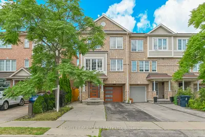 Att/Row/Townhouse in Toronto