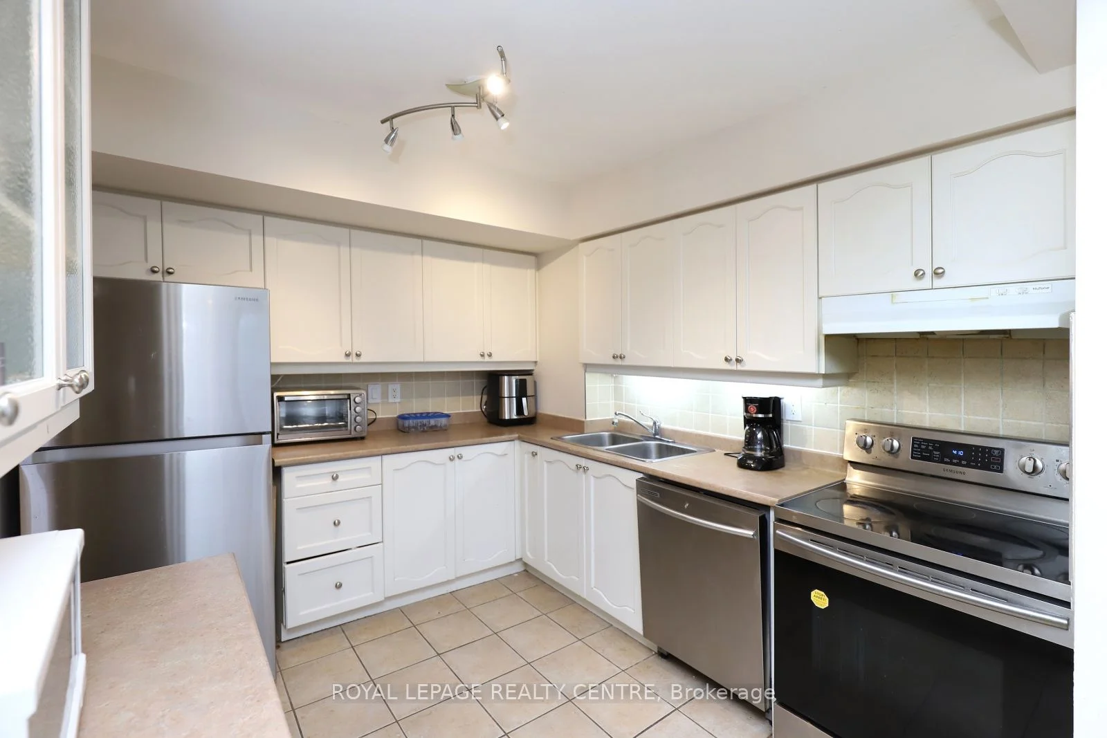 1000 Cedarglen Gate 413, Mississauga, ON L5C 3Z5