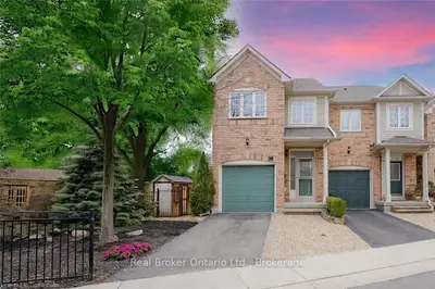 Condo Townhouse in Burlington