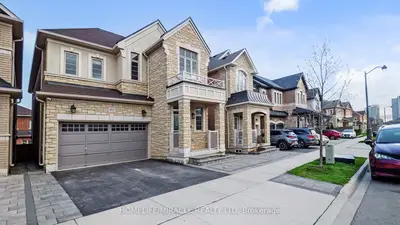 Detached in Oakville