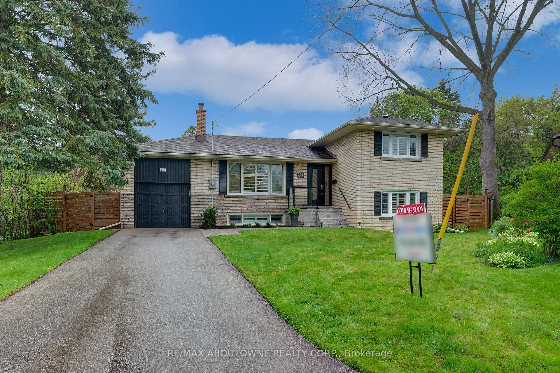 255 Wales Crescent, Oakville, ON L6L 3X8