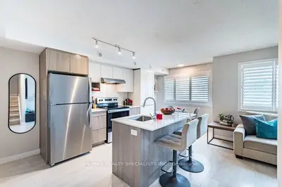 Condo Townhouse in Burlington