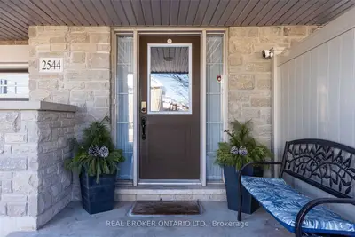 Att/Row/Townhouse in Oakville