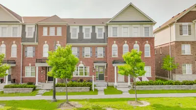Att/Row/Townhouse in Brampton