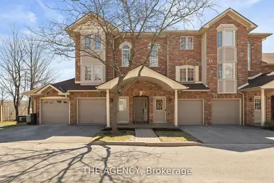 Condo Townhouse in Burlington
