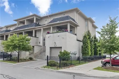 Condo Townhouse in Milton