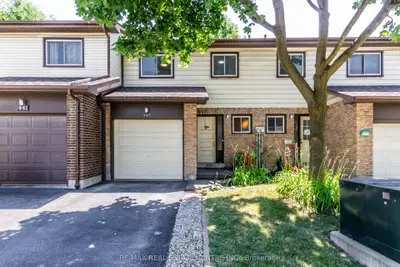 Condo Townhouse in Milton