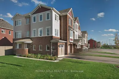 Att/Row/Townhouse in Brampton