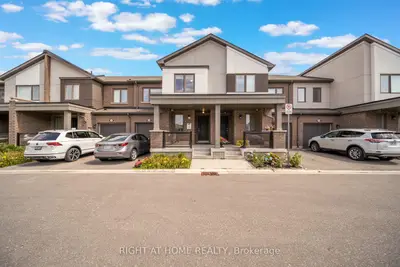 Condo Townhouse in Milton