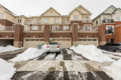 Att/Row/Townhouse in Brampton