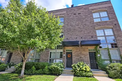 Att/Row/Townhouse in Toronto
