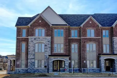 Att/Row/Townhouse in Brampton